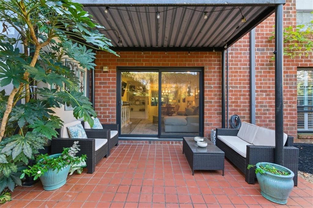 6851 Roswell Road, Unit J14 Sandy Springs, GA 30328 - Photo 18 of 41 a lobby with furniture and rug