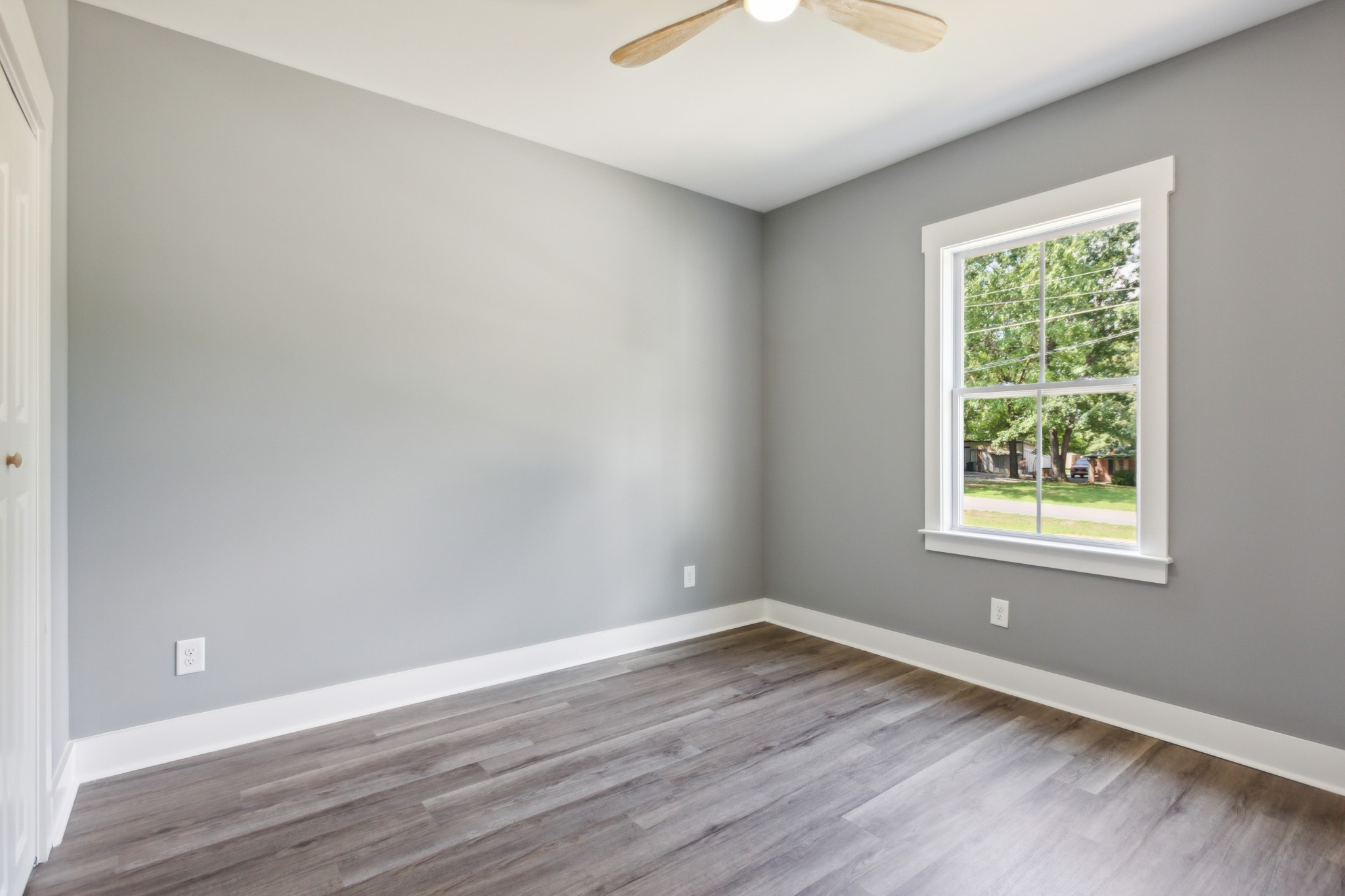 618 Scattersville Road Portland, TN 37148 - Photo 12 of 18 an empty room with wooden floor and windows