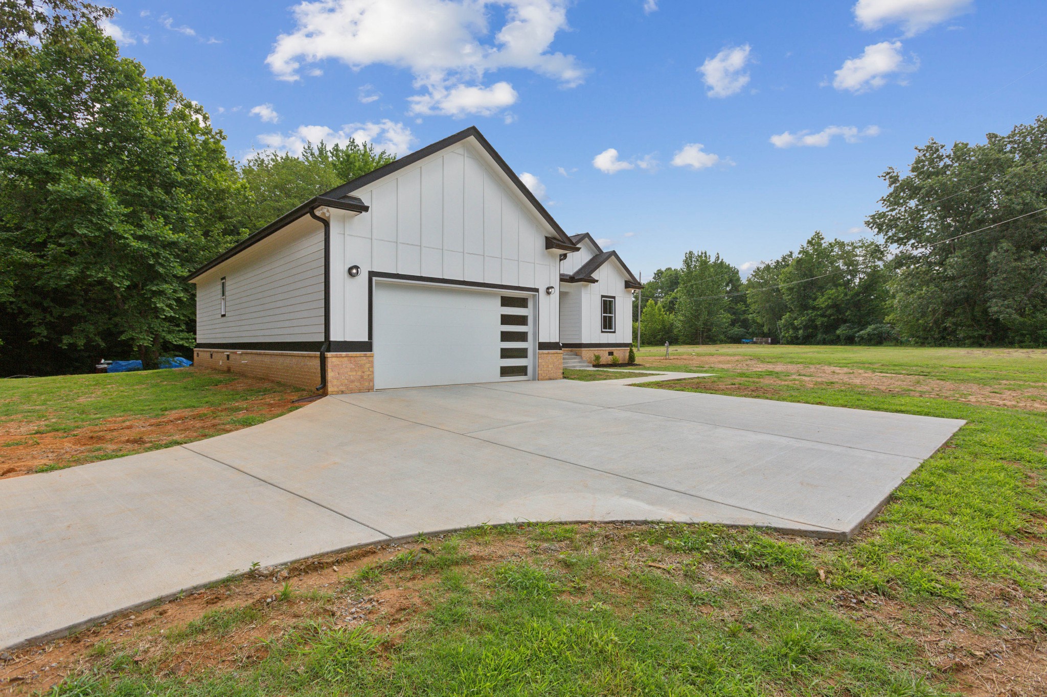 618 Scattersville Road Portland, TN 37148 - Photo 2 of 18 a front view of a house with a yard and garage