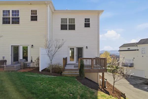a view of a house with backyard and trees