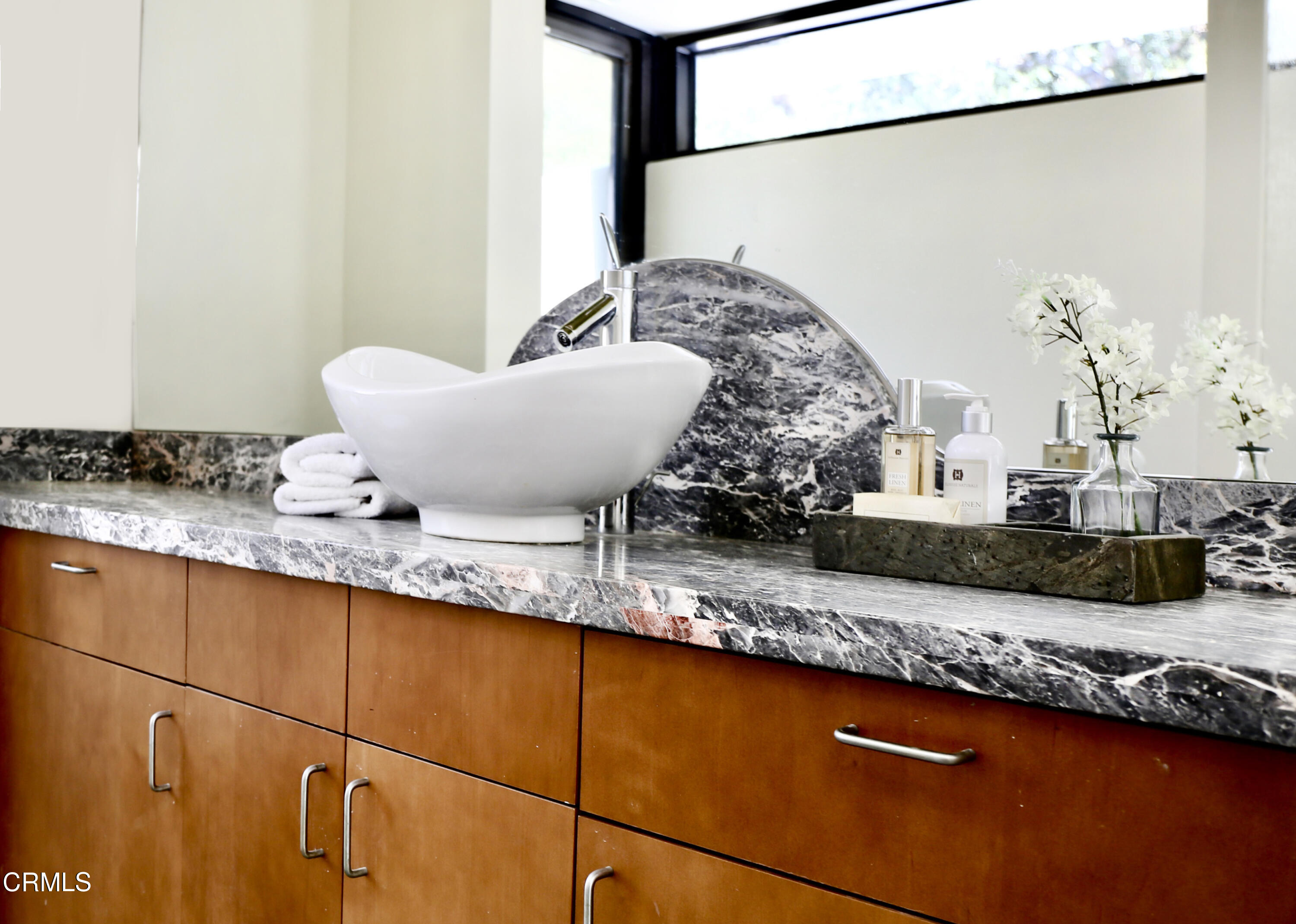 3555 Shaw Ranch Road Pasadena, CA 91107 - Photo 12 of 45 a living room with granite countertop kitchen island a stove and a granite counter top