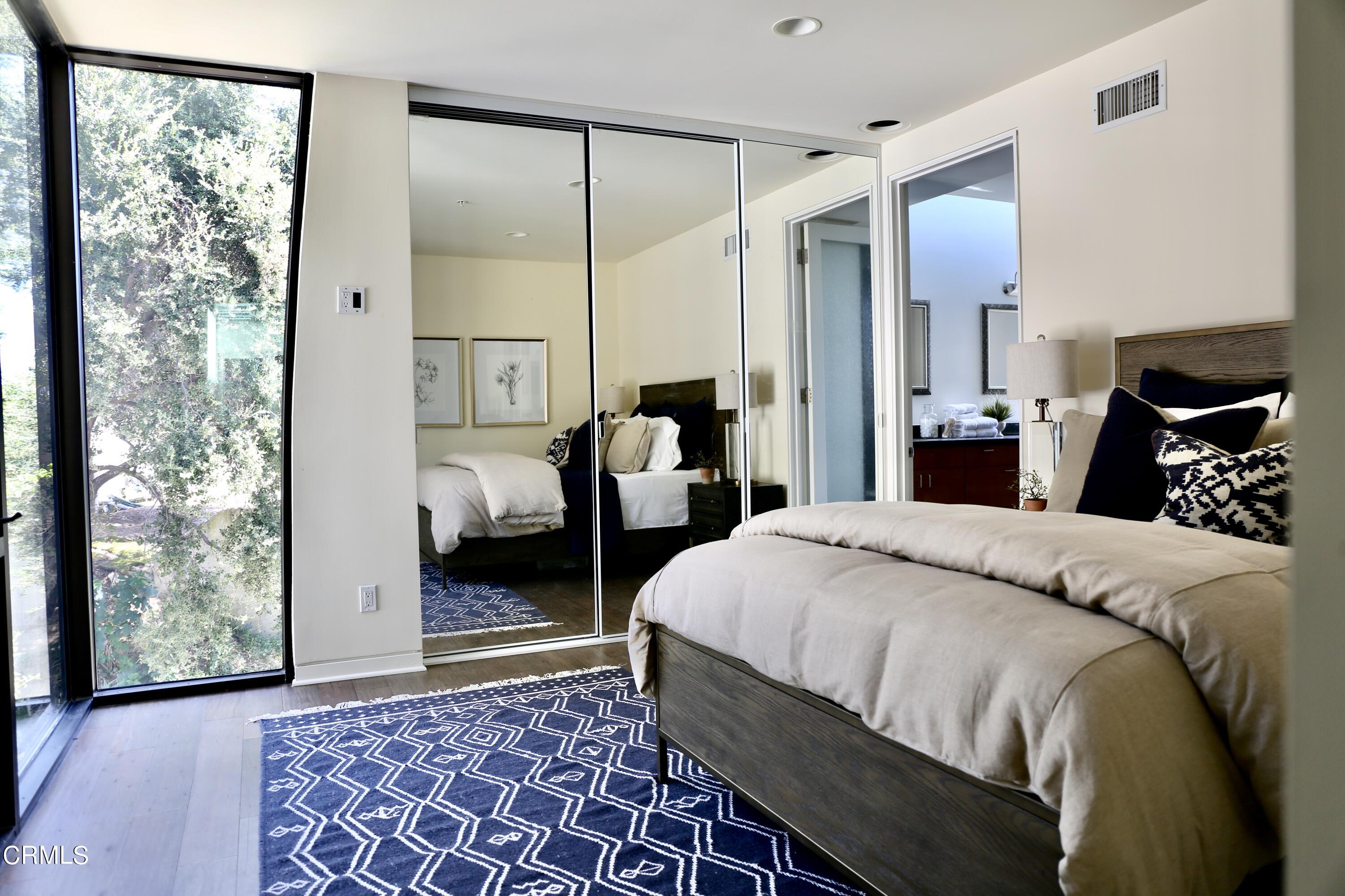 3555 Shaw Ranch Road Pasadena, CA 91107 - Photo 33 of 45 a bedroom with a bed and a window