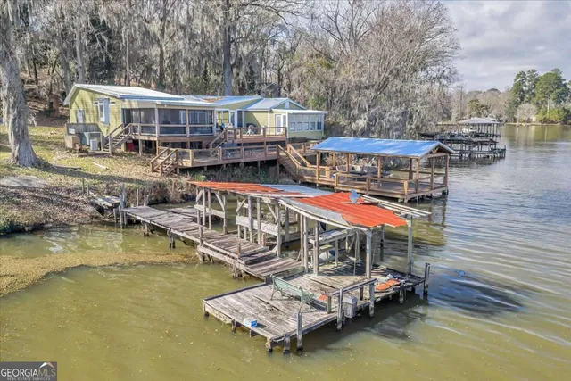 a view of a house with backyard