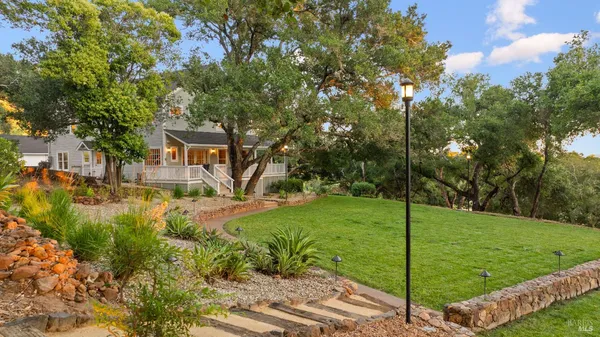 a view of yard with green space