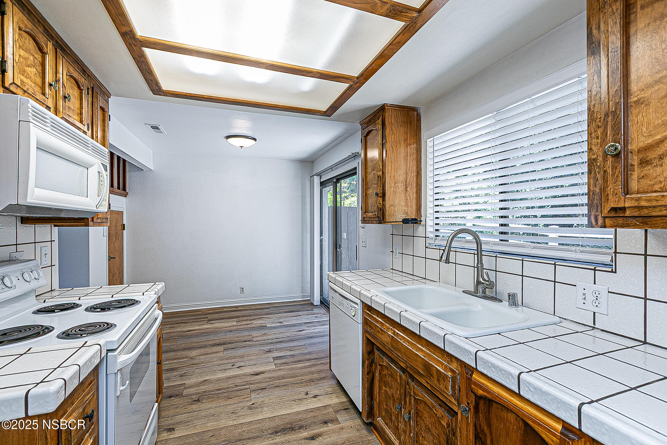 1057 Meadow Way Arroyo Grande, CA 93420 - Photo 13 of 43 1057MeadowWyAG_14