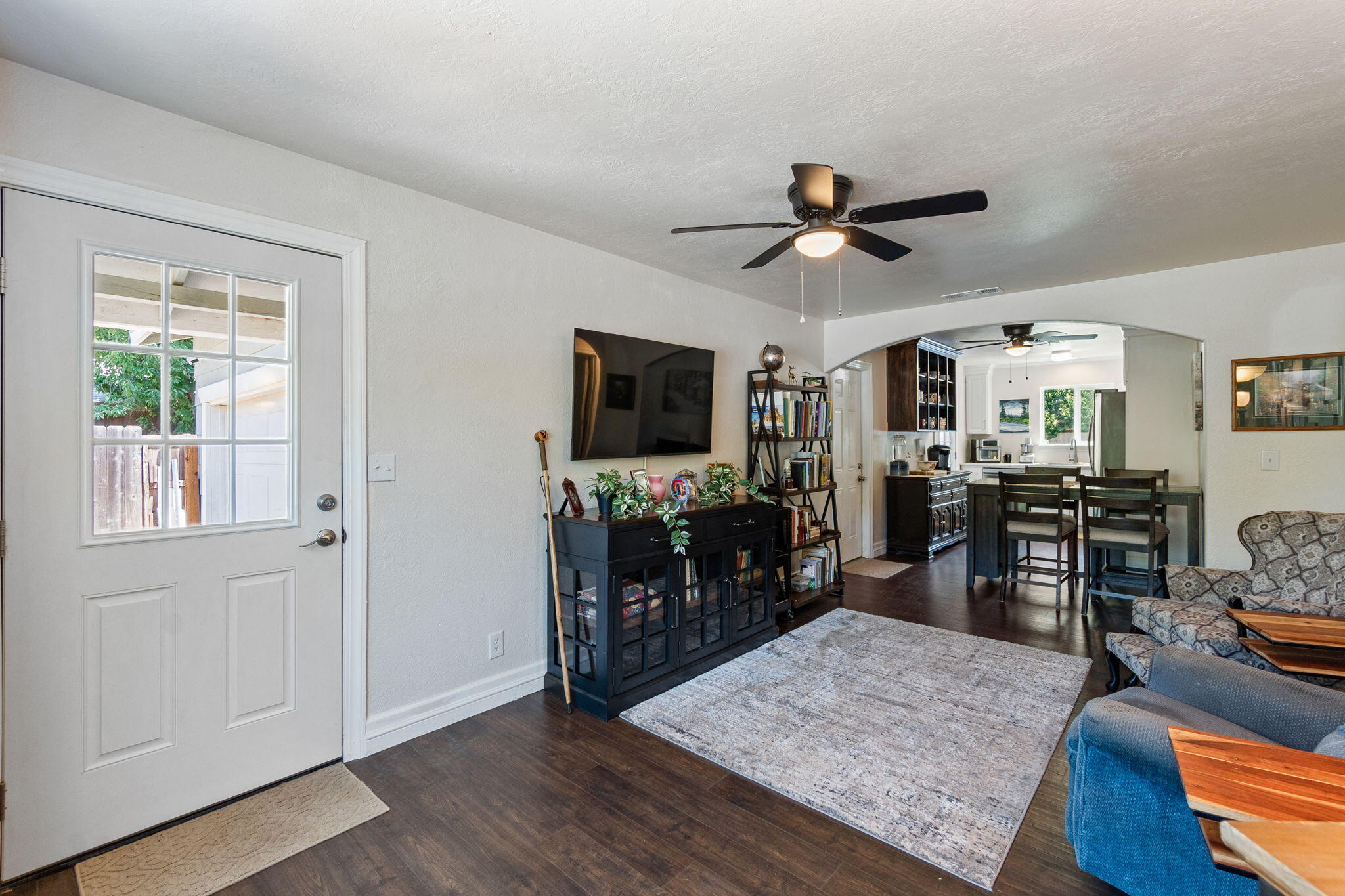 3923 Meteor Street Redding, CA 96002 - Photo 6 of 31 Living Room