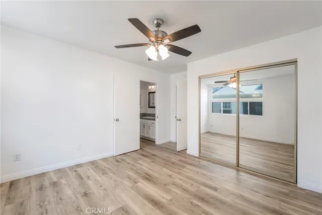 a view of a livingroom with a ceiling fan