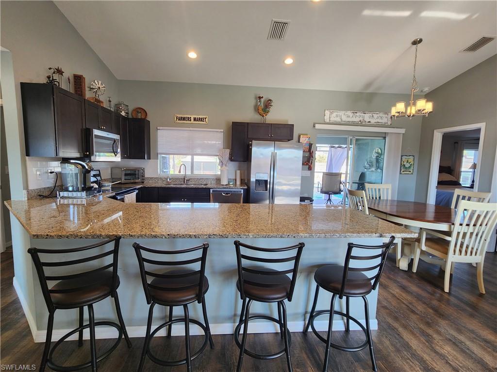 18453 Geranium Road Fort Myers, FL 33967 - Photo 5 of 21 Breakfast bar for 4