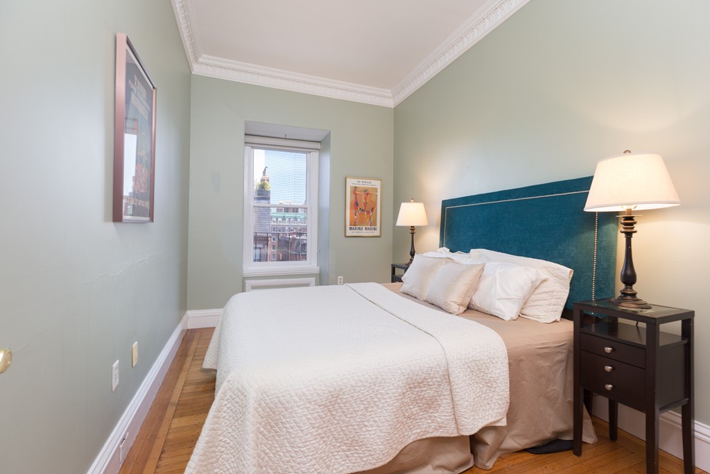 193 Beacon Street, Unit 4 Boston, MA 02116 - Photo 13 of 22 a bedroom with a bed and a lamp