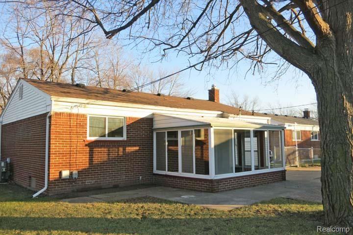 18000 Davidson Road Fraser, MI 48026 - Photo 8 of 26 house8sunroom.jpg
