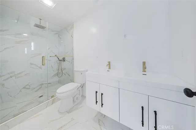 a view of empty room with a ceiling fan