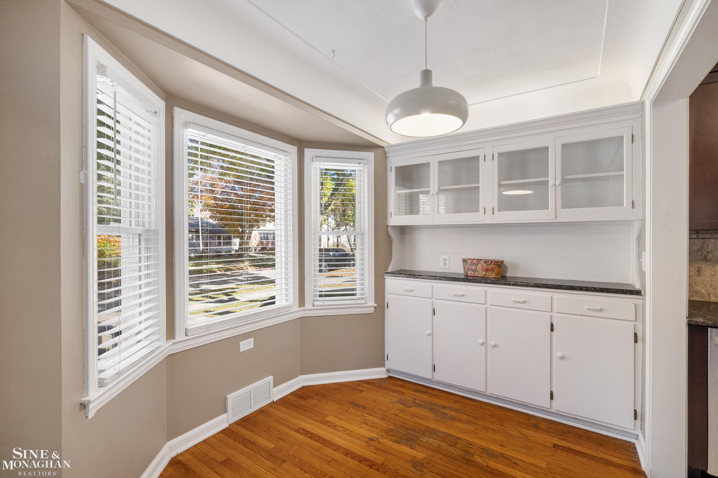 2073 Hampton Road Grosse Pointe Woods, MI 48236 - Photo 9 of 39
