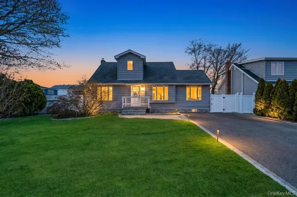 $599,999 | 398 33rd Street, Lindenhurst, NY 11757