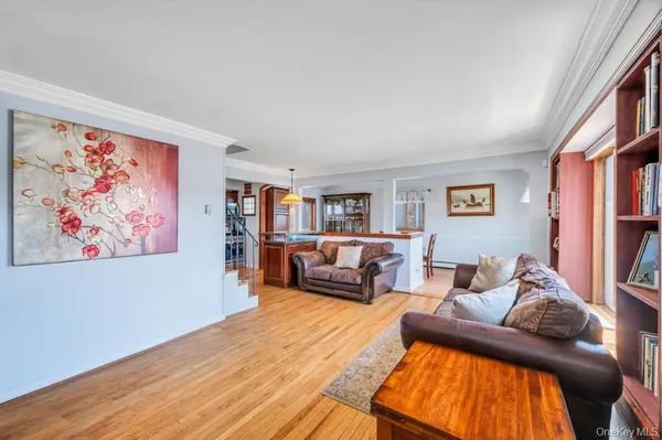 $599,999 | 398 33rd Street, Lindenhurst, NY 11757