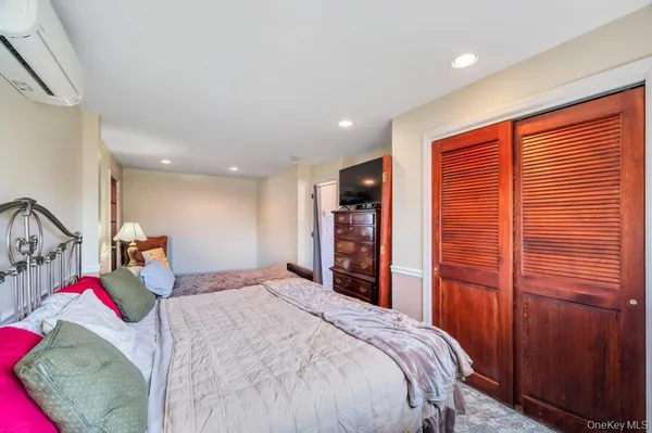 $599,999 | 398 33rd Street, Lindenhurst, NY 11757