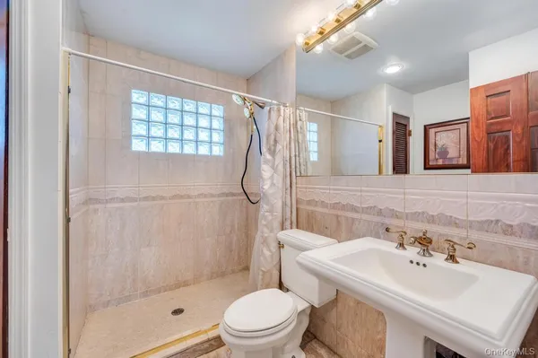 $599,999 | 398 33rd Street, Lindenhurst, NY 11757