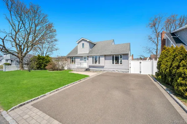 $599,999 | 398 33rd Street, Lindenhurst, NY 11757