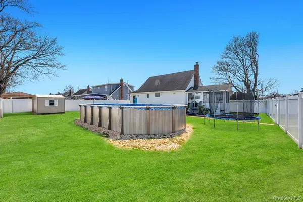 $599,999 | 398 33rd Street, Lindenhurst, NY 11757