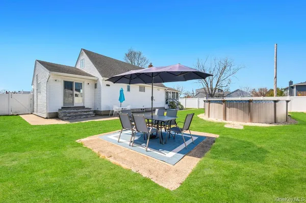 $599,999 | 398 33rd Street, Lindenhurst, NY 11757