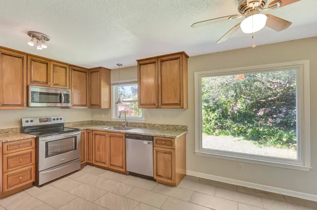 $2,900 | 2327 West Palmer Drive, Charleston, SC 29414