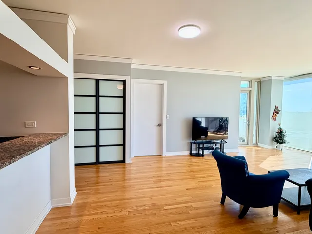 $555,000 | 1570 Elmwood Avenue, Unit 802, Evanston, IL 60201