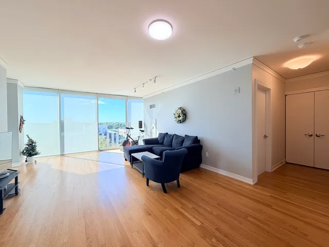 $555,000 | 1570 Elmwood Avenue, Unit 802, Evanston, IL 60201