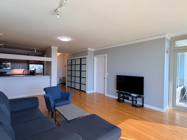 $555,000 | 1570 Elmwood Avenue, Unit 802, Evanston, IL 60201