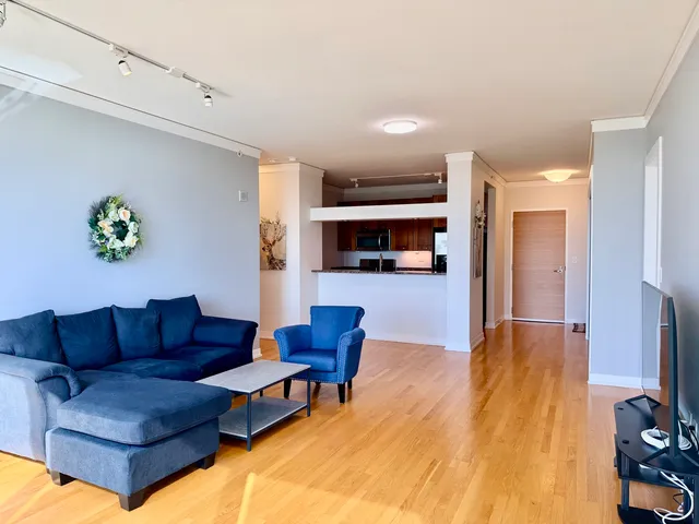 $555,000 | 1570 Elmwood Avenue, Unit 802, Evanston, IL 60201