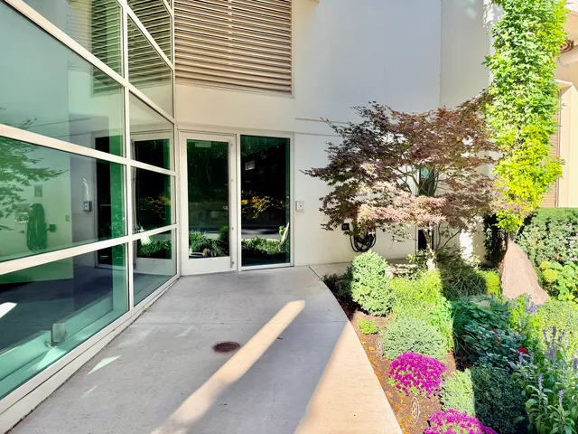 $555,000 | 1570 Elmwood Avenue, Unit 802, Evanston, IL 60201