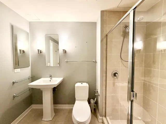 $555,000 | 1570 Elmwood Avenue, Unit 802, Evanston, IL 60201