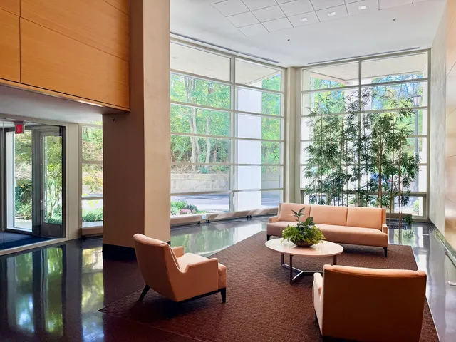 $555,000 | 1570 Elmwood Avenue, Unit 802, Evanston, IL 60201