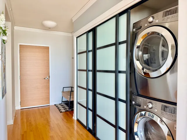 $555,000 | 1570 Elmwood Avenue, Unit 802, Evanston, IL 60201