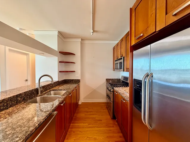 $555,000 | 1570 Elmwood Avenue, Unit 802, Evanston, IL 60201