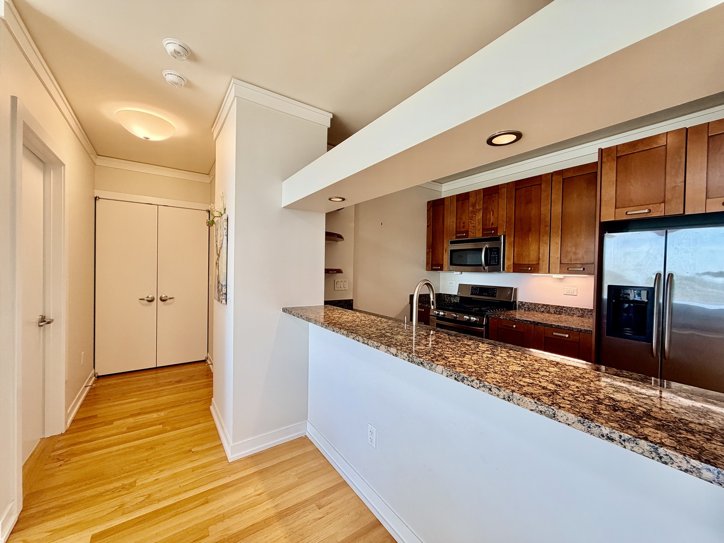 1570 Elmwood Avenue, Unit 802 Evanston, IL 60201 - Photo 10 of 31