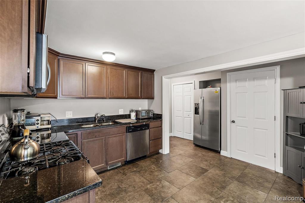 3327 Hessel Avenue Rochester Hills, MI 48307 - Photo 14 of 36