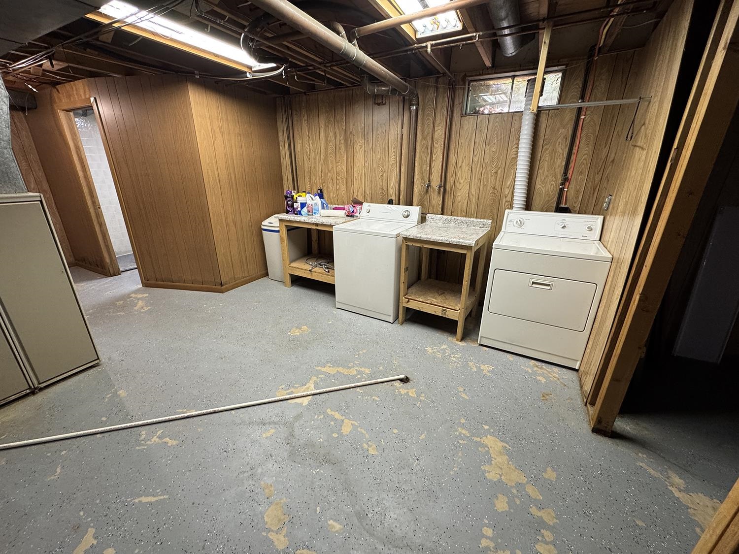 401 South Ridge Street Shannon, IL 61078 - Photo 38 of 40 a utility room with dryer and washer