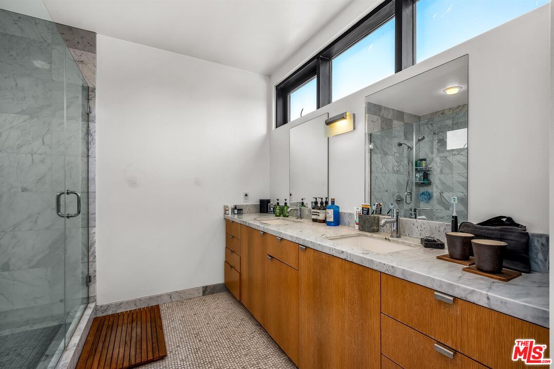 815 Hampton Drive, Unit 5B Venice, CA 90291 - Photo 16 of 20 a bathroom with a sink and a mirror