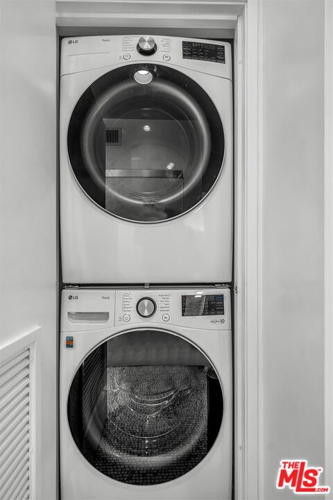 815 Hampton Drive, Unit 5B Venice, CA 90291 - Photo 18 of 20 a utility room with dryer and washer