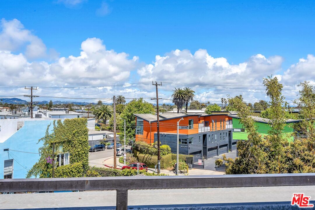 815 Hampton Drive, Unit 5B Venice, CA 90291 - Photo 20 of 20 a view of a city