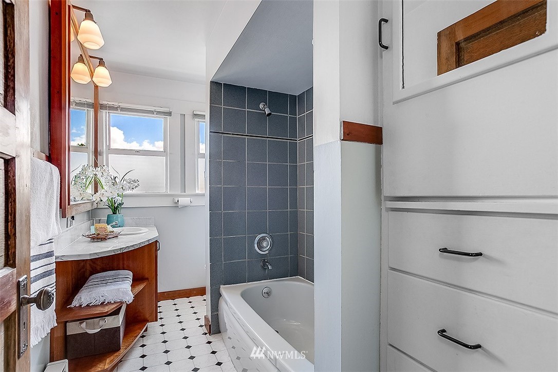 1815 East Roy Street Seattle, WA 98112 - Photo 10 of 25