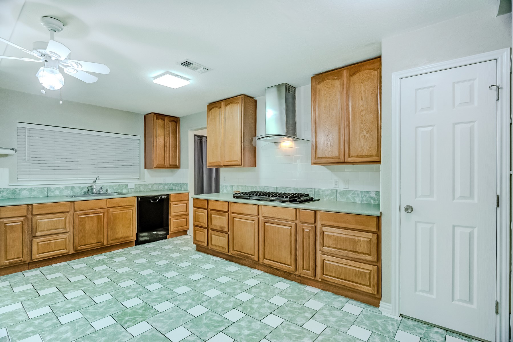 10995 Bonwell Loop Kountze, TX 77625 - Photo 7 of 41