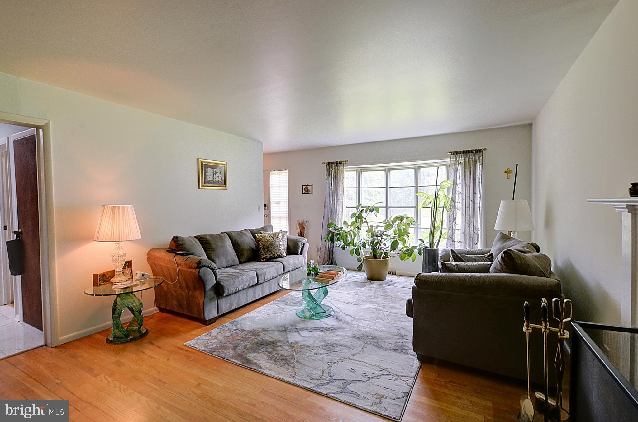 8610 Briarcroft Lane Laurel, MD 20708 - Photo 2 of 28 Living Room