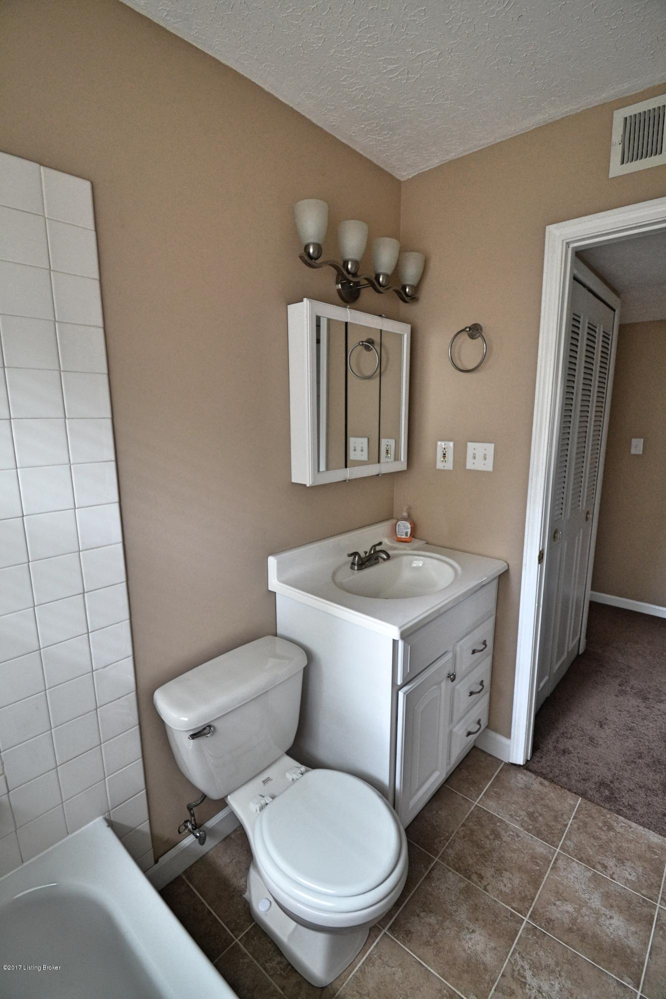 394 Beechland Road Louisville, KY 40229 - Photo 14 of 21 Bath