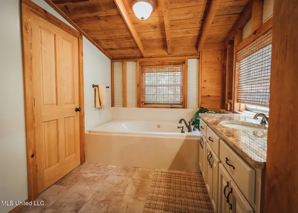 $4,780,500 | Natchez Trace Parkway, Kosciusko, MS 39090