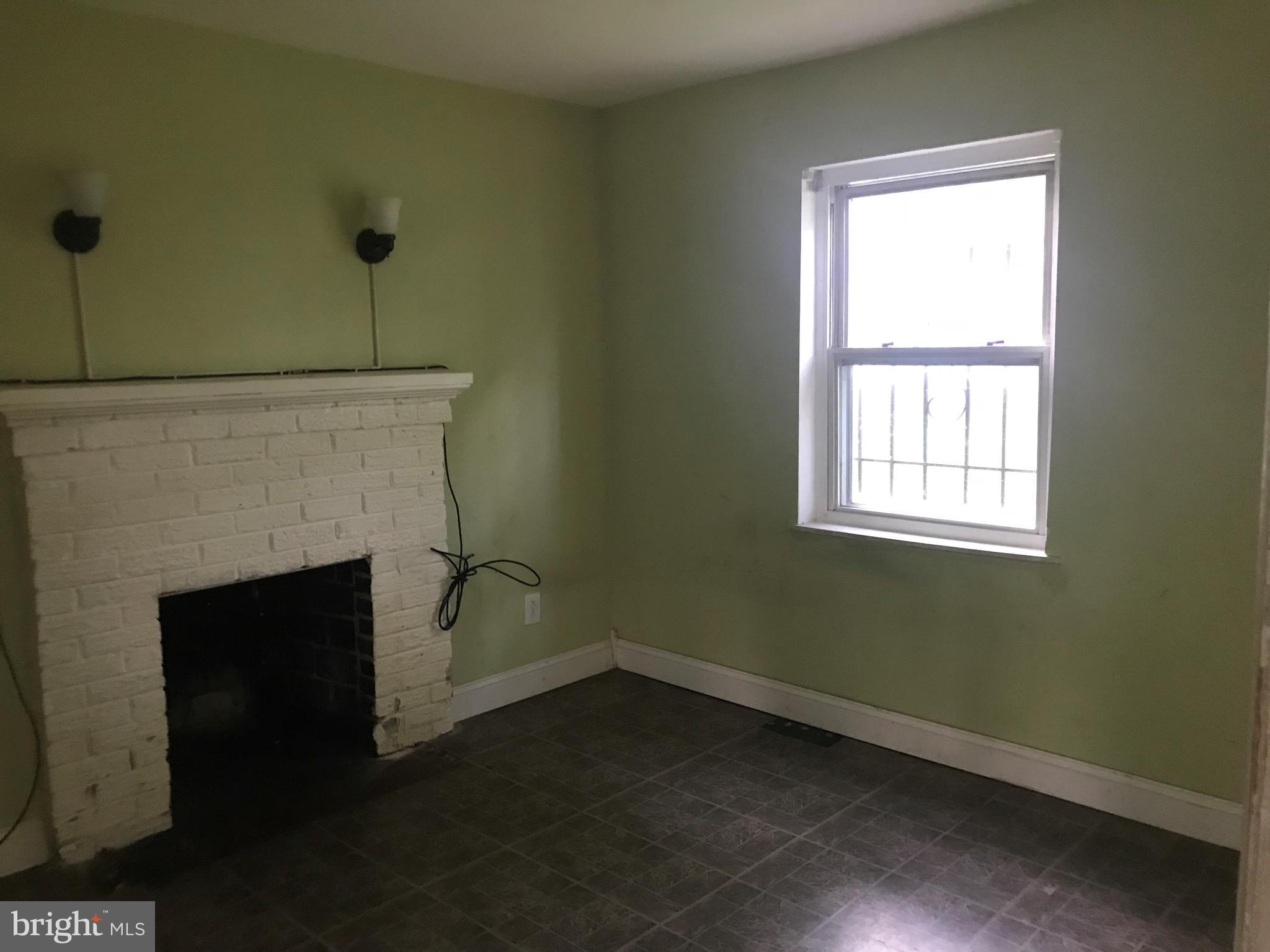 822 Chillum Road Hyattsville, MD 20783 - Photo 4 of 12 Living Room