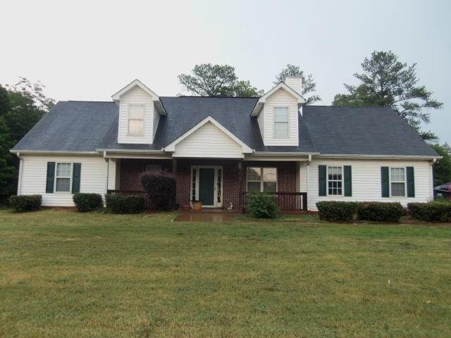 a view of a yard in front of a house