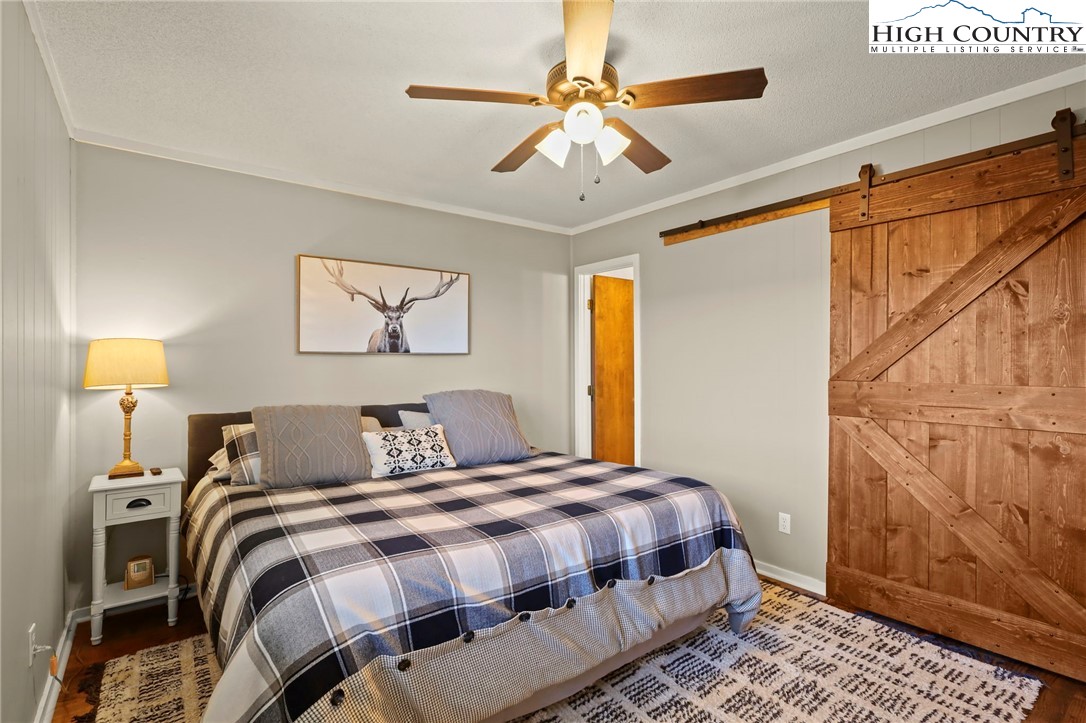 301 Pinnacle Inn Road, Unit 3305 Beech Mountain, NC 28604 - Photo 5 of 29 a bedroom with a bed and a window