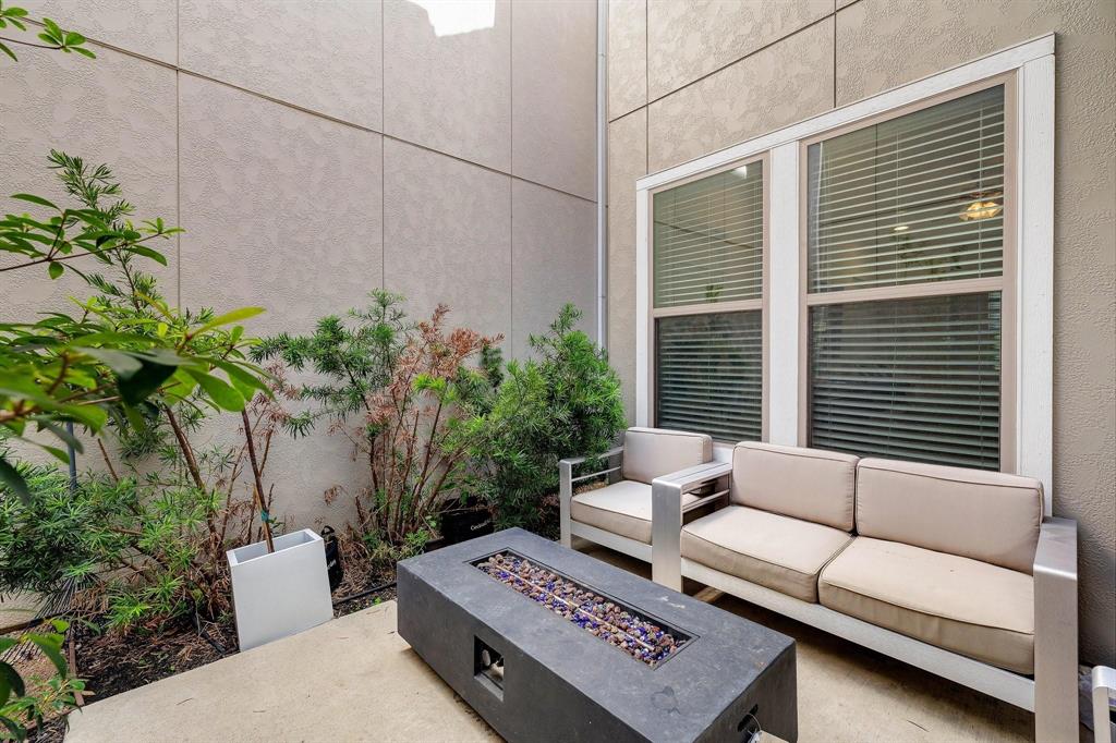 648 Aspen Valley Lane Dallas, TX 75208 - Photo 14 of 38 a building outdoor space with patio furniture