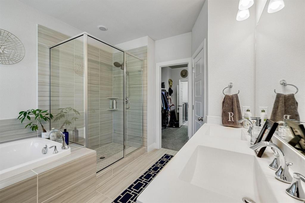 648 Aspen Valley Lane Dallas, TX 75208 - Photo 19 of 38 a bathroom with a tub sink and mirror