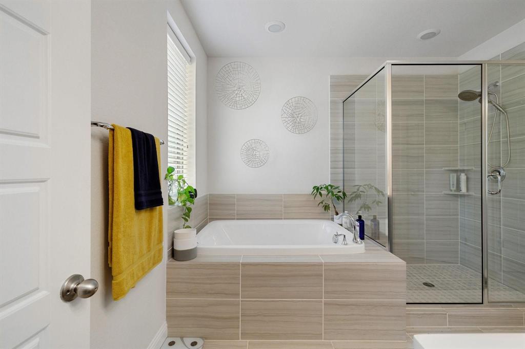 648 Aspen Valley Lane Dallas, TX 75208 - Photo 21 of 38 a bathroom with a bathtub and a shower